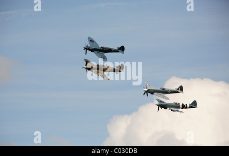 Trois Spitfire et un ouragan en formation Banque D'Images