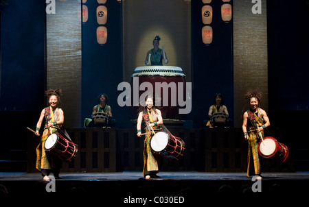 Yamato - Les tambours du Japon d'effectuer le programme Matsuri, concert dans le cirque Krone, Munich, Bavière Banque D'Images