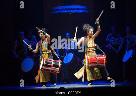 Yamato - Les tambours du Japon d'effectuer le programme Matsuri, concert dans le cirque Krone, Munich, Bavière Banque D'Images