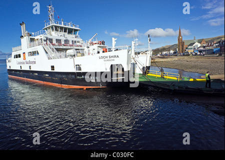 Caledonian MacBrayne car-ferry Loch Shira en tenant sur les passagers piétons près du plan incliné à Largs Ecosse Ayrshire Banque D'Images