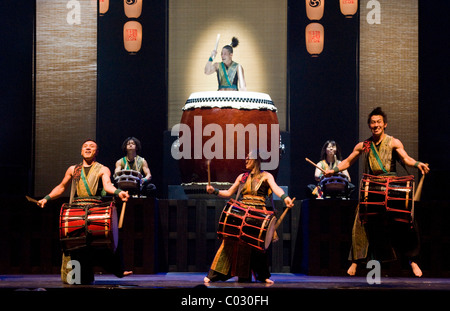 Yamato - Les tambours du Japon d'effectuer le programme Matsuri, concert dans le cirque Krone, Munich, Bavière Banque D'Images