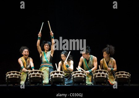 Yamato - Les tambours du Japon d'effectuer le programme Matsuri, concert dans le cirque Krone, Munich, Bavière Banque D'Images