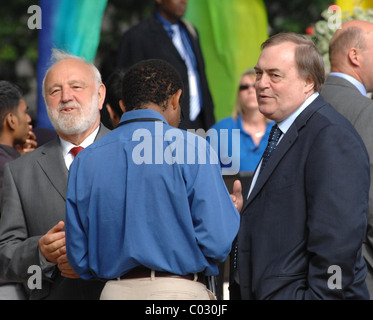 Frank Dobson et John Prescott Dévoilement de la statue de Nelson Mandela au Parlement Square Londres, Angleterre - 29.08.07 : Banque D'Images