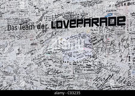 Poster avec des notes et des signatures, pour se souvenir des victimes de la foule à écraser le Loveparade 2010, Duisburg Banque D'Images