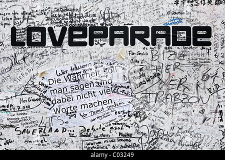 Poster avec des notes et des signatures, pour se souvenir des victimes de la foule à écraser le Loveparade 2010, Duisburg Banque D'Images