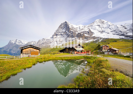 Eiger reflète dans un lac de montagne à côté d'un restaurant de montagne et Kleine Scheidegg Pass, Canton de Berne, Suisse Banque D'Images