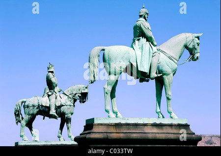 Statues équestres de l'empereur Friedrich Wilhelm I Barberousse et l'empereur Guillaume le Grand, Palais Impérial, Goslar, Harz Banque D'Images