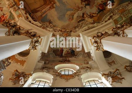 Colonnes avec fresque au plafond, la nomination de Lévi, par Johann Baptist Zimmermann, 1680-1758, l'église de Wies, Rococo Banque D'Images