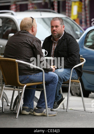 Radio One, DJ Chris Moyles de discuter avec un ami au-dessus de café après avoir présenté son spectacle petit-déjeuner. Londres, Angleterre - 31.08.07 Banque D'Images