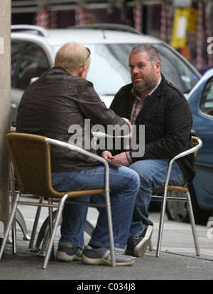 Radio One, DJ Chris Moyles de discuter avec un ami au-dessus de café après avoir présenté son spectacle petit-déjeuner. Londres, Angleterre - 31.08.07 Banque D'Images