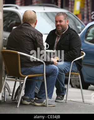 Radio One, DJ Chris Moyles de discuter avec un ami au-dessus de café après avoir présenté son spectacle petit-déjeuner. Londres, Angleterre - 31.08.07 Banque D'Images