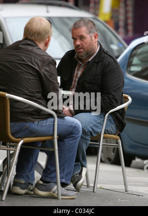 Radio One, DJ Chris Moyles de discuter avec un ami au-dessus de café après avoir présenté son spectacle petit-déjeuner. Londres, Angleterre - 31.08.07 Banque D'Images