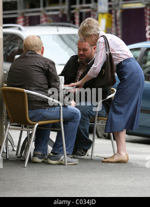 Radio One, DJ Chris Moyles de discuter avec un ami au-dessus de café après avoir présenté son spectacle petit-déjeuner. Londres, Angleterre - 31.08.07 Banque D'Images