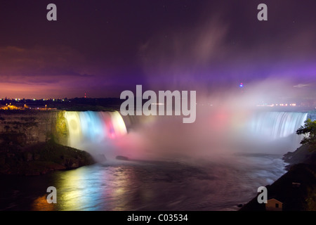 Horseshoe Falls dans la nuit, la rivière Niagara, Niagara Falls, Ontario, Canada, Amérique du Nord Banque D'Images