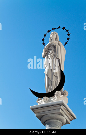 Statue de la Vierge Marie, Maria Virgen de Regla, sur une église de grès dans le centre de la ville andalouse de Chipiona Banque D'Images