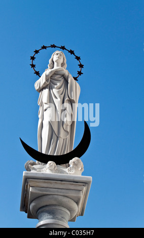 Statue de la Vierge Marie, Maria Virgen de Regla, sur une église de grès dans le centre de la ville andalouse de Chipiona Banque D'Images