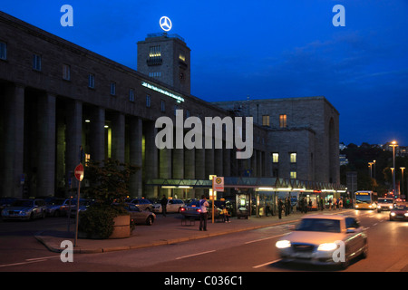 À la tombée de la gare centrale de Stuttgart, Stuttgart, Bade-Wurtemberg, Allemagne, Europe Banque D'Images