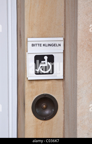 Panneau "bitte klingeln', l'allemand pour "veuillez appeler bell', support pour les utilisateurs de fauteuil roulant, Bell Banque D'Images