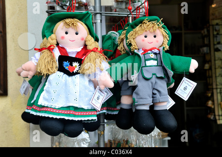 Poupées dans un costume traditionnel typique autrichien, Hallstatt, Salzkammergut, Haute Autriche, Autriche, Europe Banque D'Images