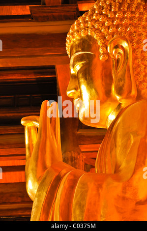 Statue de Bouddha, le plus grand et le plus lourd des statue en bronze au Vietnam à l'intérieur de la pagode Bai Dinh Chua, en ce moment un site de construction, Banque D'Images