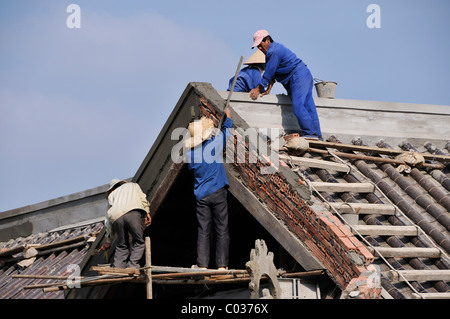 Les travailleurs de la pagode Bai Dinh Chua, en ce moment un site de construction, à devenir une des plus grandes pagodes en Asie du sud-est Banque D'Images