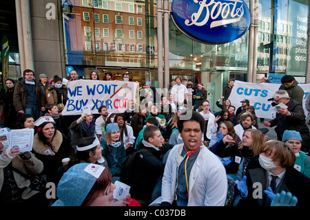 Uncut protestant Boots Chemist shop qui sont présumés être éviter de payer des impôts au gouvernement anglais London UK Banque D'Images