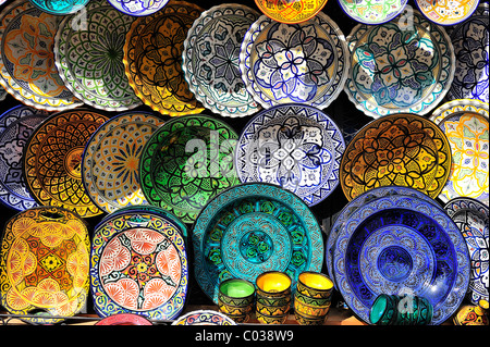 Plaques en céramique peinte, colorés, avec des motifs traditionnels et des ornements, Riff Montagne, Maroc, Afrique Banque D'Images