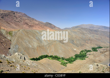 La vallée de la rivière avec le règlement, de petits champs et arbres, Haut Atlas, Maroc, Afrique Banque D'Images