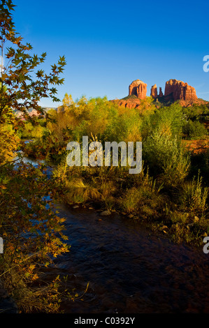 Oak Creek dans la masse avant avec coucher de soleil sur Cathedral Rock. Banque D'Images