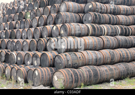 En bois empilé de barils de whisky, la plus ancienne distillerie de whisky sous licence dans le monde entier, Locke's Distillery, Kilbeggan, Westmeath Banque D'Images