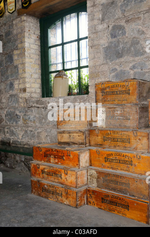 Les boîtes de whisky en bois, Distillerie Locke's, la plus ancienne distillerie de whisky sous licence dans le monde entier, Kilbeggan, Westmeath, Midlands Banque D'Images