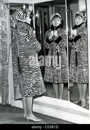 PETULA CLARK UK chanteuse et actrice du film essaie sur une imitation fourrure zèbre à Paris en avril 1965 Banque D'Images