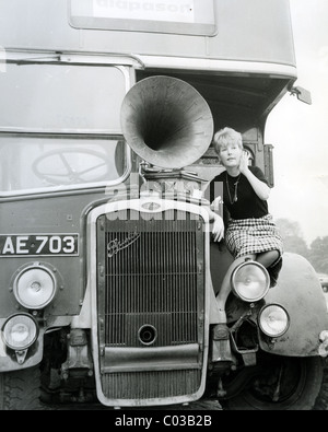 PETULA CLARK UK chanteuse et actrice du film lance une exposition d'instruments d'enregistrement vintage à bord d'un bus de Londres de 1965 Banque D'Images
