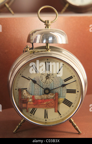 Vieux réveil avec un réveil-visage peint, ErfinderZeiten : Auto- und Uhrenmuseum, temps d'Innovateurs : Musée des voitures et des horloges Banque D'Images