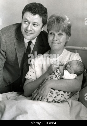 PETULA CLARK UK chanteuse et actrice de cinéma avec mari Claude Wolff et leur deuxième enfant Catherine Banque D'Images