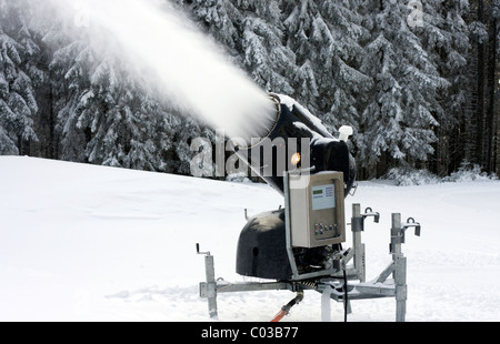 Gros plan de l'enneigement artificiel de la machine en action avec panneau de contrôle. Banque D'Images