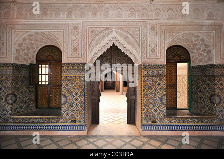 Vue partielle de l'intérieur, avec des ornements en stuc et de mosaïques dans la Kasbah de Telouet en ruine du Pacha Glaoui, Telouet Banque D'Images