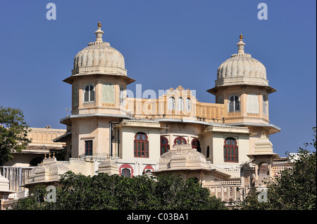 Vue partielle du palais de ville d'Udaipur, accueil du Maharaja de Udaipur, musée et hôtel de luxe, Udaipur, Rajasthan, Inde Banque D'Images