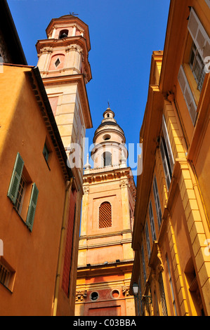 Rue et basilique baroque de saint Michel Archange à Menton en France, région Provence, département Alpes Maritimes Banque D'Images