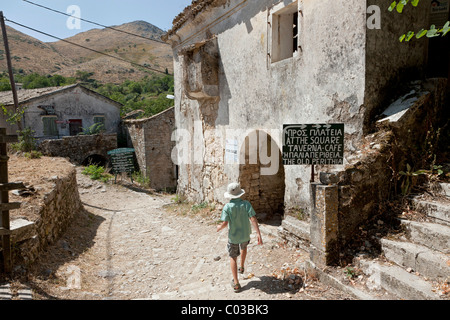 Ruines à Paleo Perithia, village abandonné, dans le nord est de Corfou, l'île de Corfou, îles Ioniennes, Grèce, Europe du Sud, Europe Banque D'Images