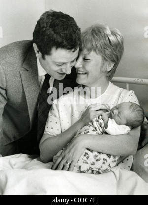 PETULA CLARK UK chanteuse et actrice de cinéma avec mari Claude Wolff et leur deuxième enfant Catherine Banque D'Images