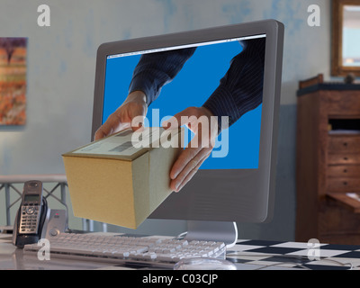 Mains sortant de l'écran d'un ordinateur offrant un package, image symbolique pour le magasinage sur Internet, e-commerce Banque D'Images