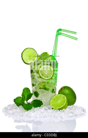 Photo d'un Mojito cocktail avec feuilles de menthe et citron vert frais isolé sur un fond blanc. Banque D'Images