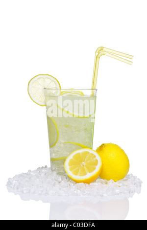 Photo de limonade traditionnelle dans un verre de glace pilée et de tranches de citron, isolé sur un fond blanc. Banque D'Images