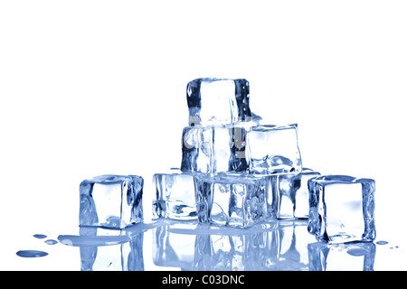 Photo de cubes de glace isolé sur un fond blanc. Banque D'Images