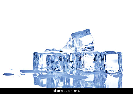 Photo de cubes de glace isolé sur un fond blanc. Banque D'Images