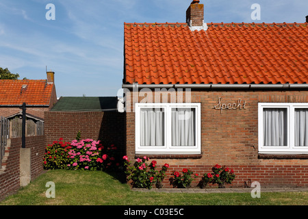 Petite maison typique hollandaise avec des appartements, Zoutelande, Walcheren, Zélande, Pays-Bas, Benelux, Europe Banque D'Images