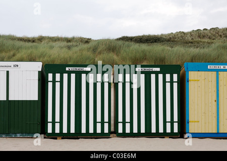 Cabines de plage de couleur, Zoutelande, presqu'île de Walcheren, province de Zélande, Pays-Bas, Benelux, Europe Banque D'Images