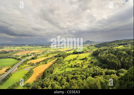 Vue depuis le château Burg Hohenkraehen sur l'Hegau paysage volcanique, à l'horizon Mt. Hohentwiel Banque D'Images