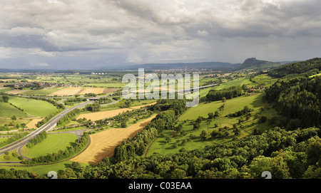 Vue depuis le château Burg Hohenkraehen sur l'Hegau paysage volcanique, à l'horizon Mt. Hohentwiel Banque D'Images